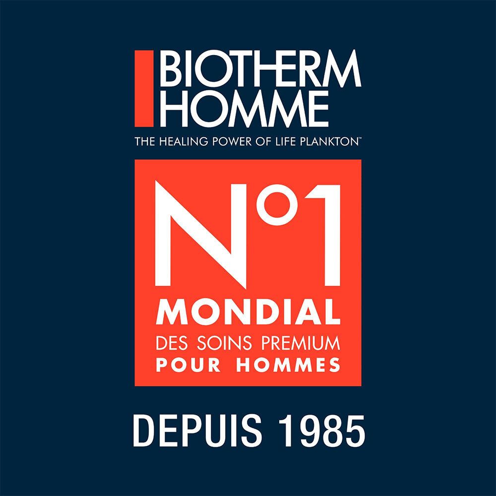 Fond bleu avec carré rouge. Texte : Biotherm Homme. N°1 Mondial des soins premium pour hommes. Depuis 1985.