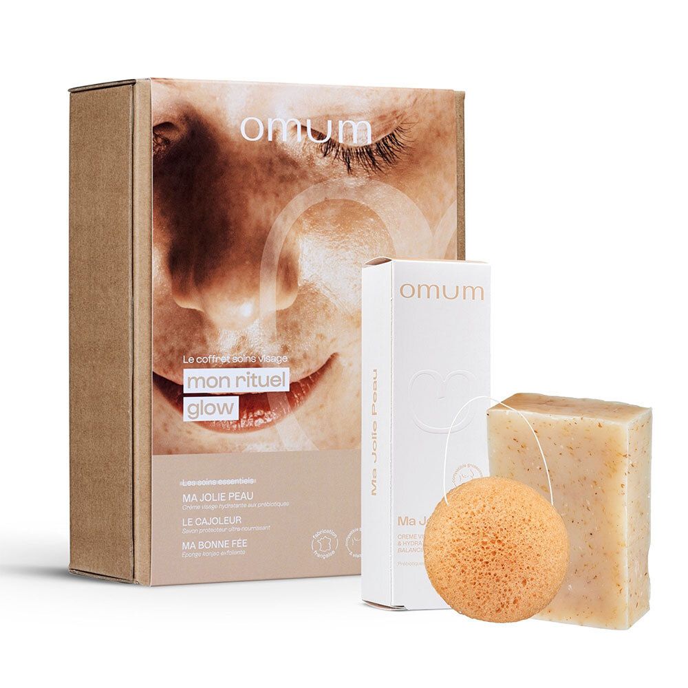 Boîte cadeau OMUM contenant des soins visage : crème, savon et éponge konjac.