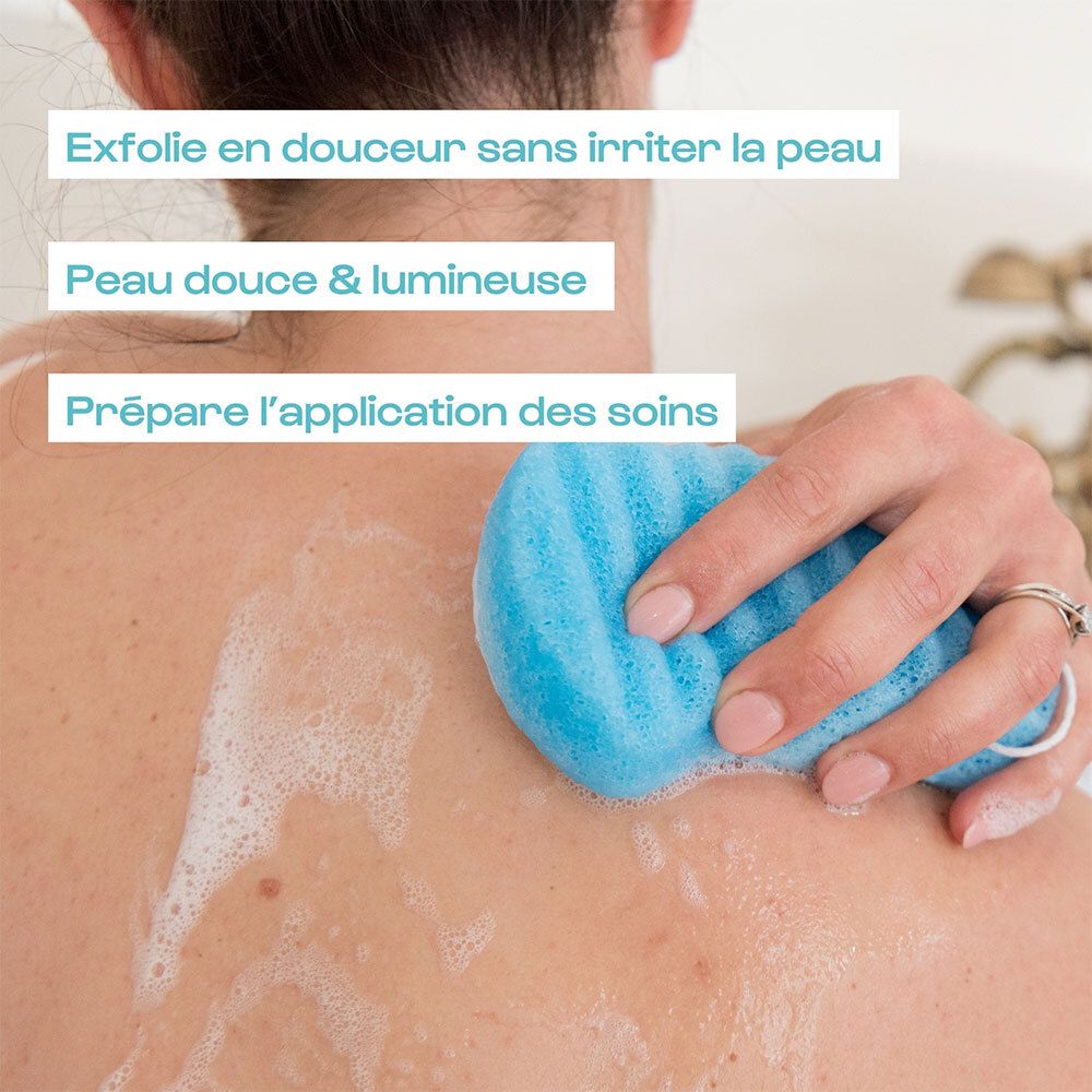 Femme utilisant une éponge konjac bleue pour exfolier doucement son dos.