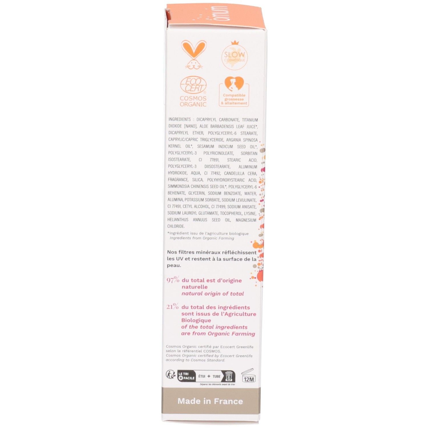 Côté de la boîte de crème solaire OMUM avec ingrédients et utilisation.