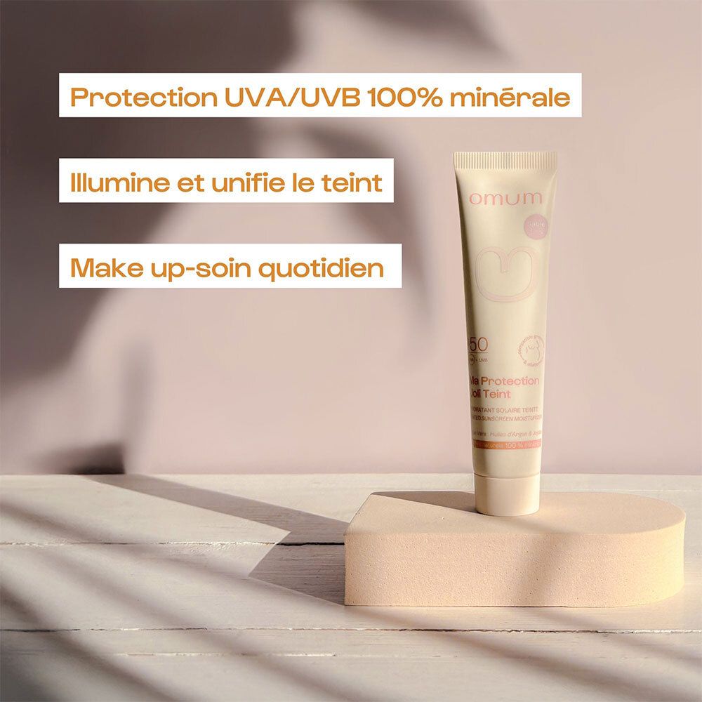 Crème solaire OMUM SPF 50, 100% minérale, sur un piédestal.