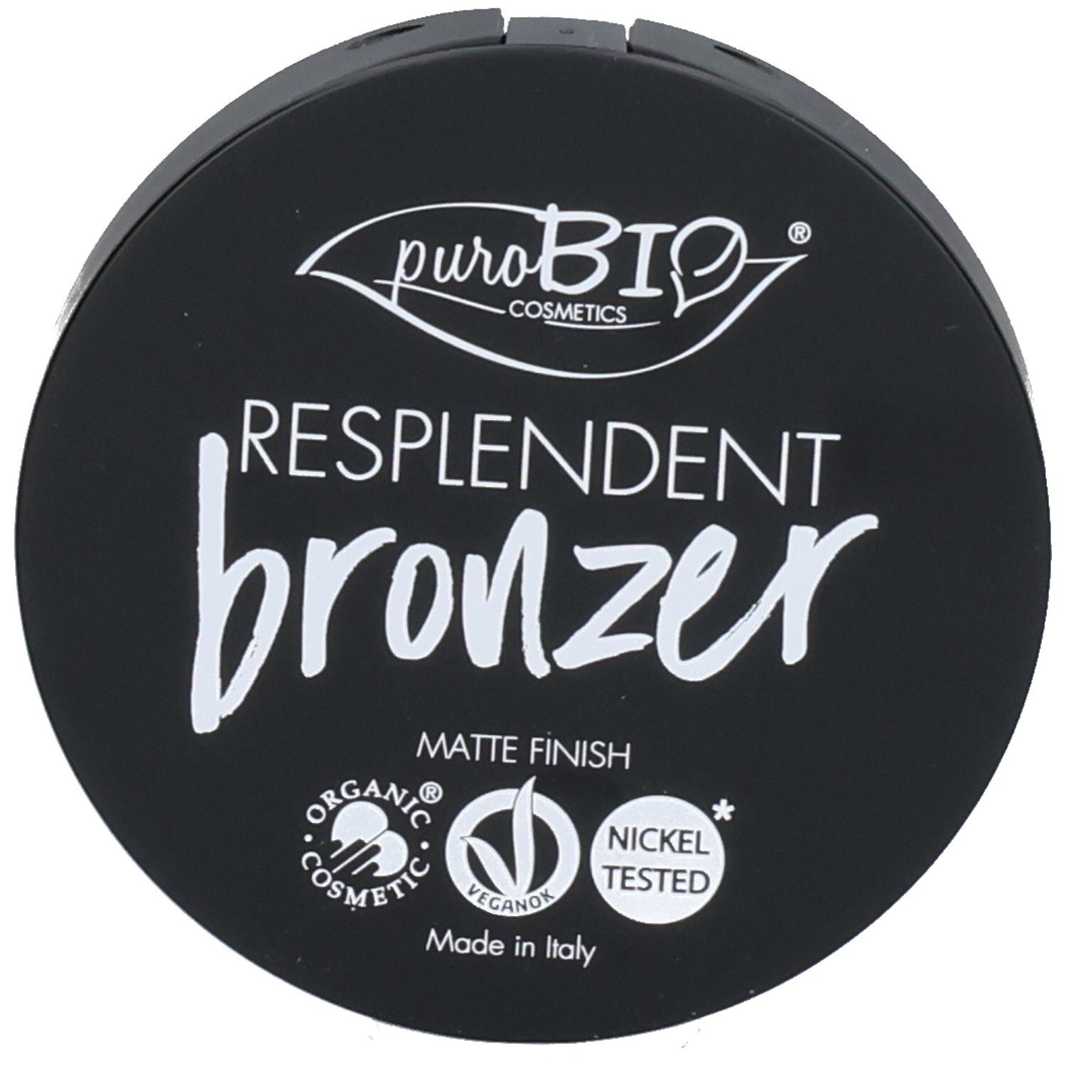 Boîtier rond noir avec texte blanc. Contient le mot "Bronzer". Logo et certifications également visibles.