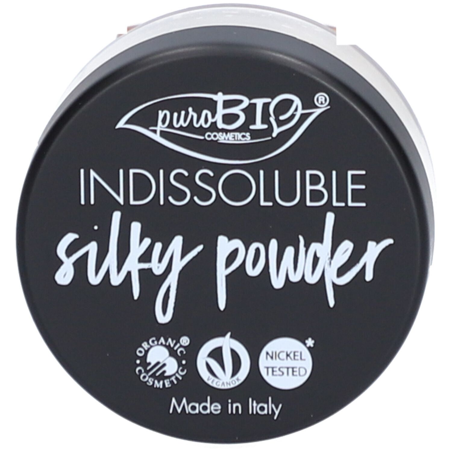 Couvercle noir avec inscription: Indissoluble silky powder. Sceaux et inscription: Made in Italy. Emballage du produit.