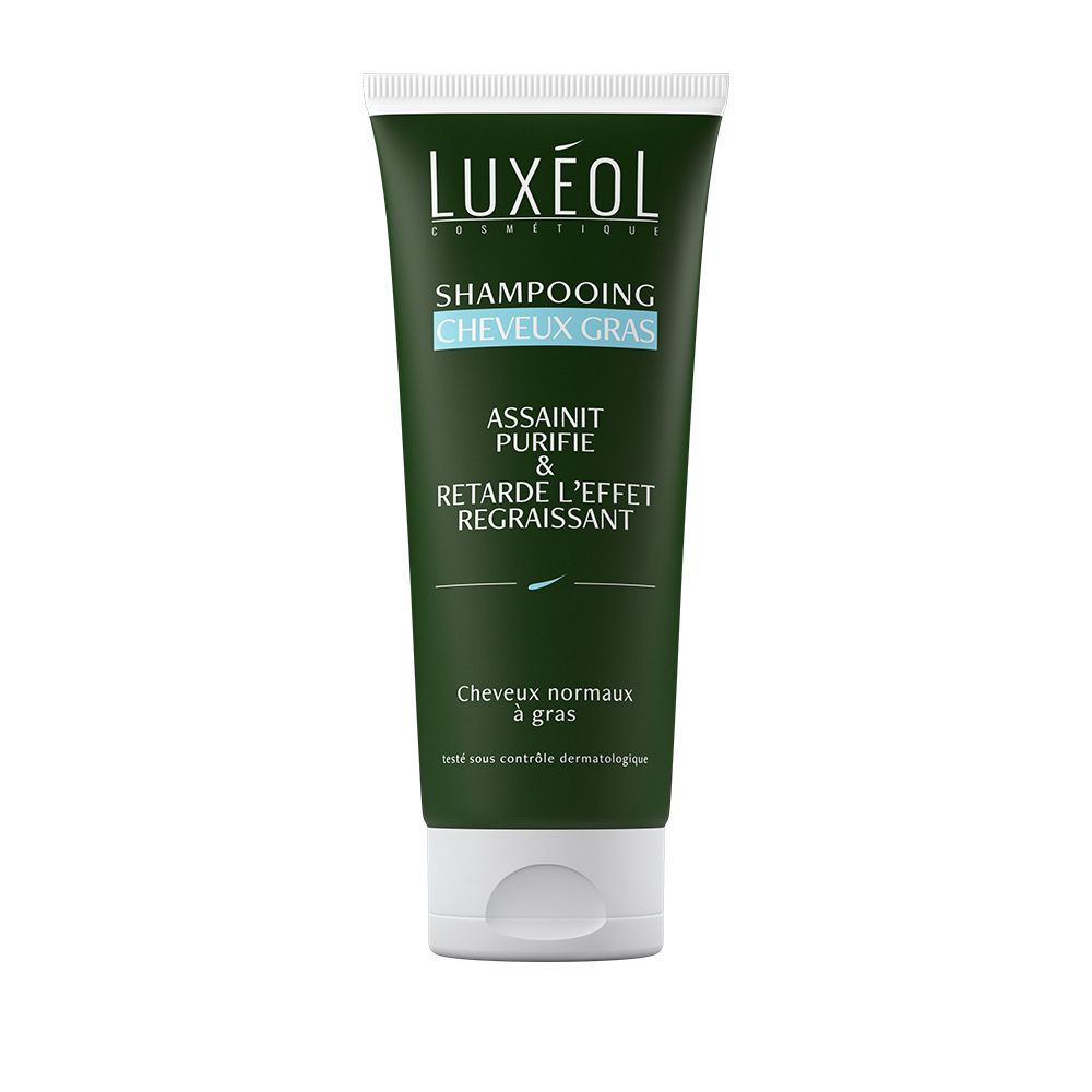 Tube vert de shampooing LUXÉOL pour cheveux gras. Texte: Shampooing Cheveux Gras. Assainit, purifie et retarde l'effet regraissant. Pour cheveux normaux à gras.