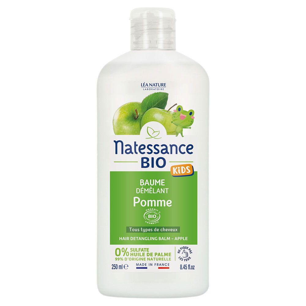 Flacon blanc, étiquette verte. Inscription: Natessance BIO Kids, Baume Démêlant Pomme, 0% Sulfate, 250ml.