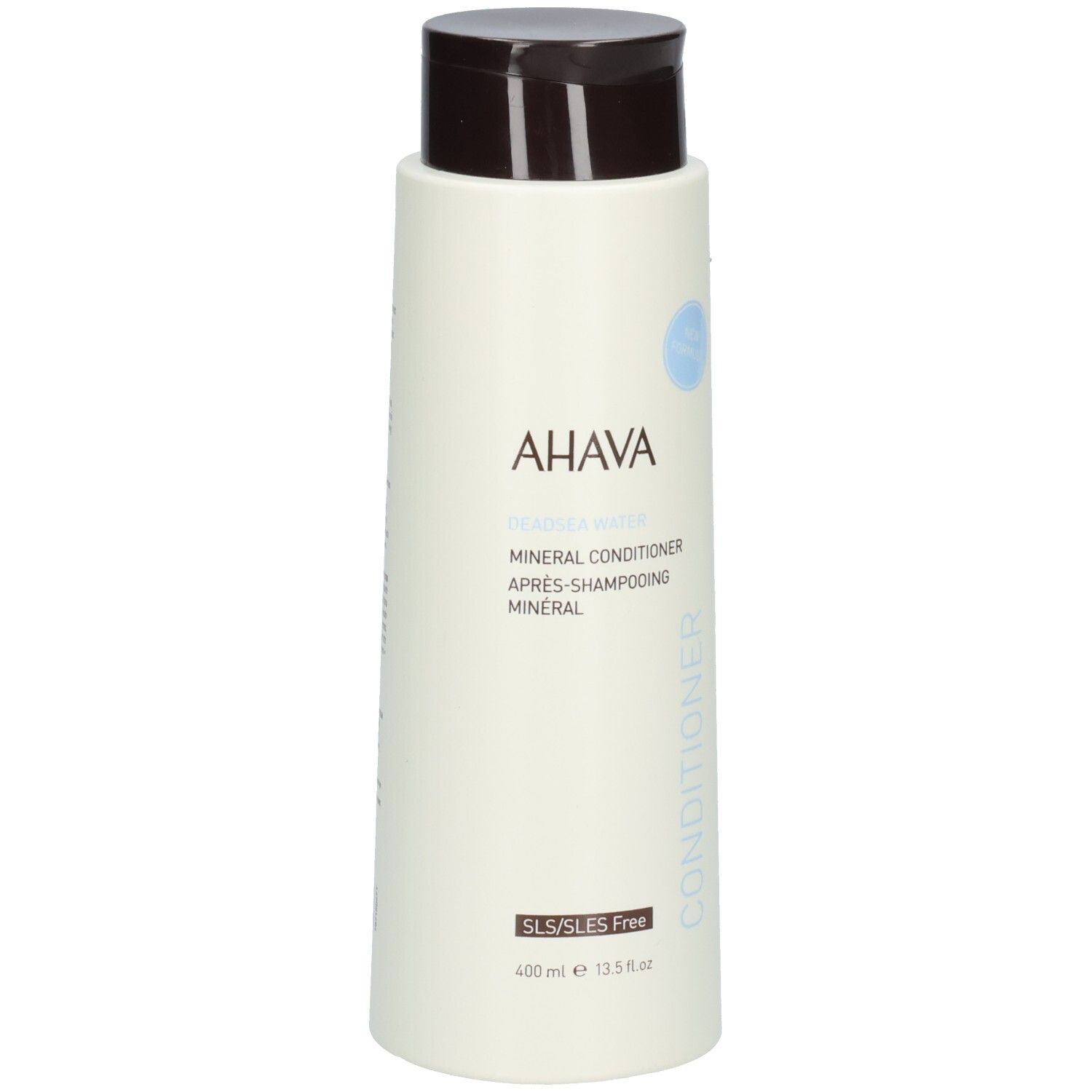 Flacon AHAVA Mineral Conditioner. Blanc, bouchon marron. Texte: AHAVA, Mineral Conditioner, SLS/SLES Free.