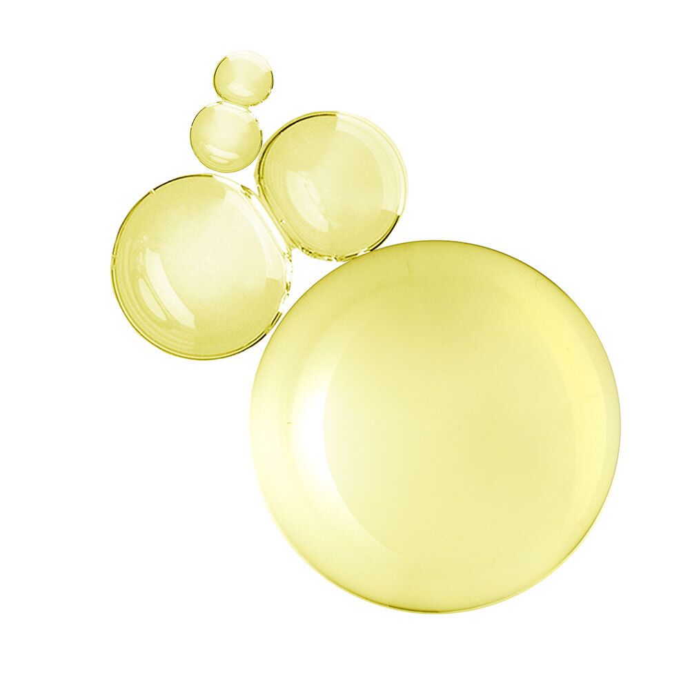 Liquide jaune en gouttes. Sur fond blanc.