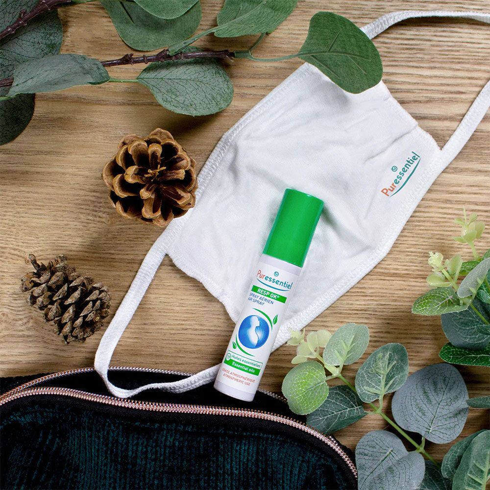 Spray Resp'OK Air de Puresseentiel, masque et pomme de pin sur bois. Bouchon vert. Spray blanc.