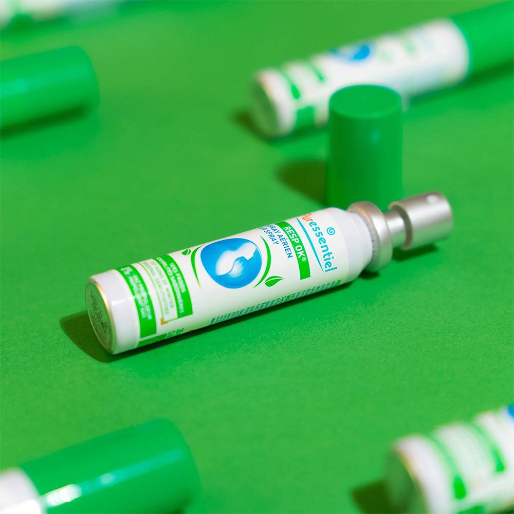Plusieurs flacons de spray Resp'OK Air de Puresseentiel. Bouchon vert. Sur fond vert.