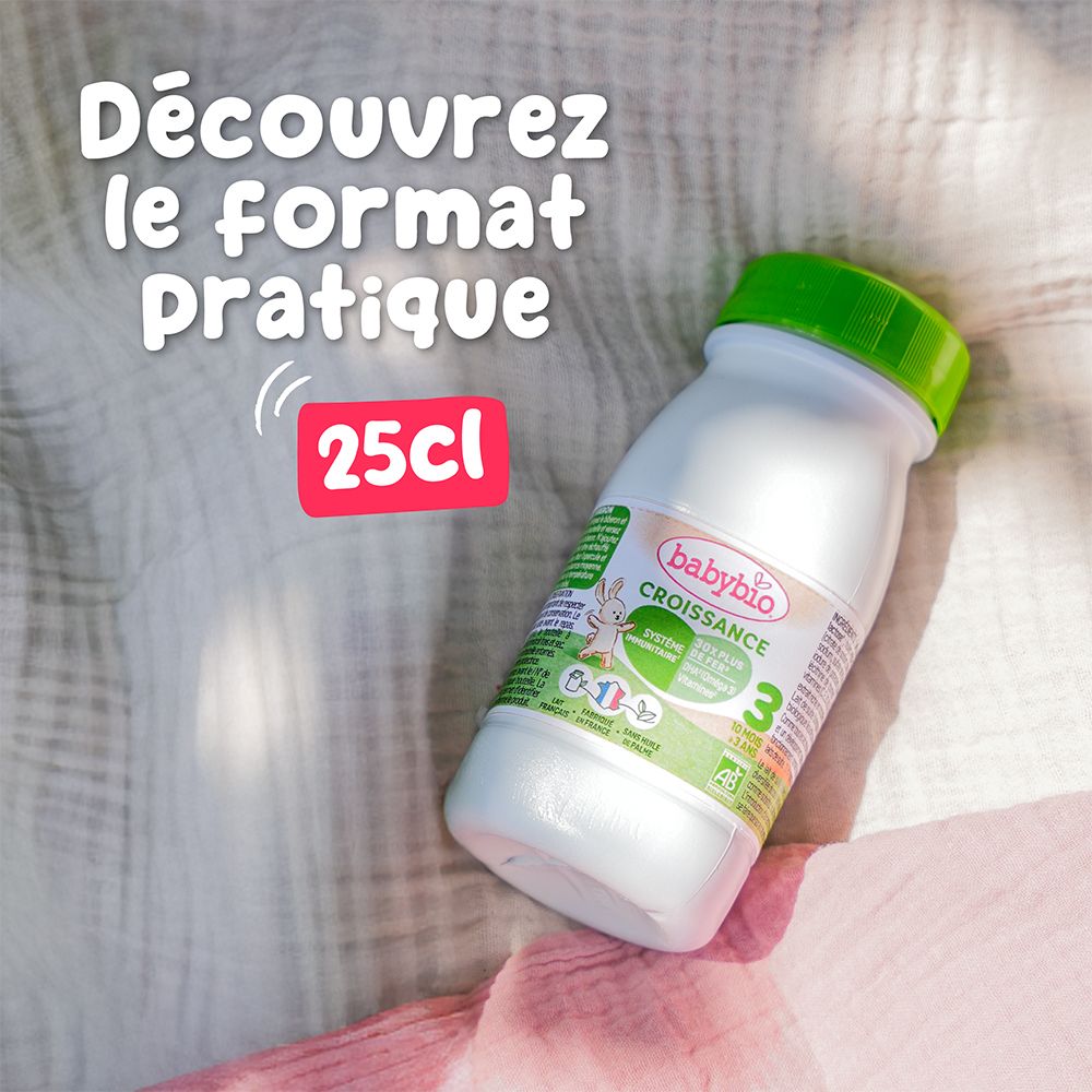 Bouteille de lait de croissance Babybio. Bouchon vert, étiquette avec logo et texte. Autocollant rouge : 25cl.