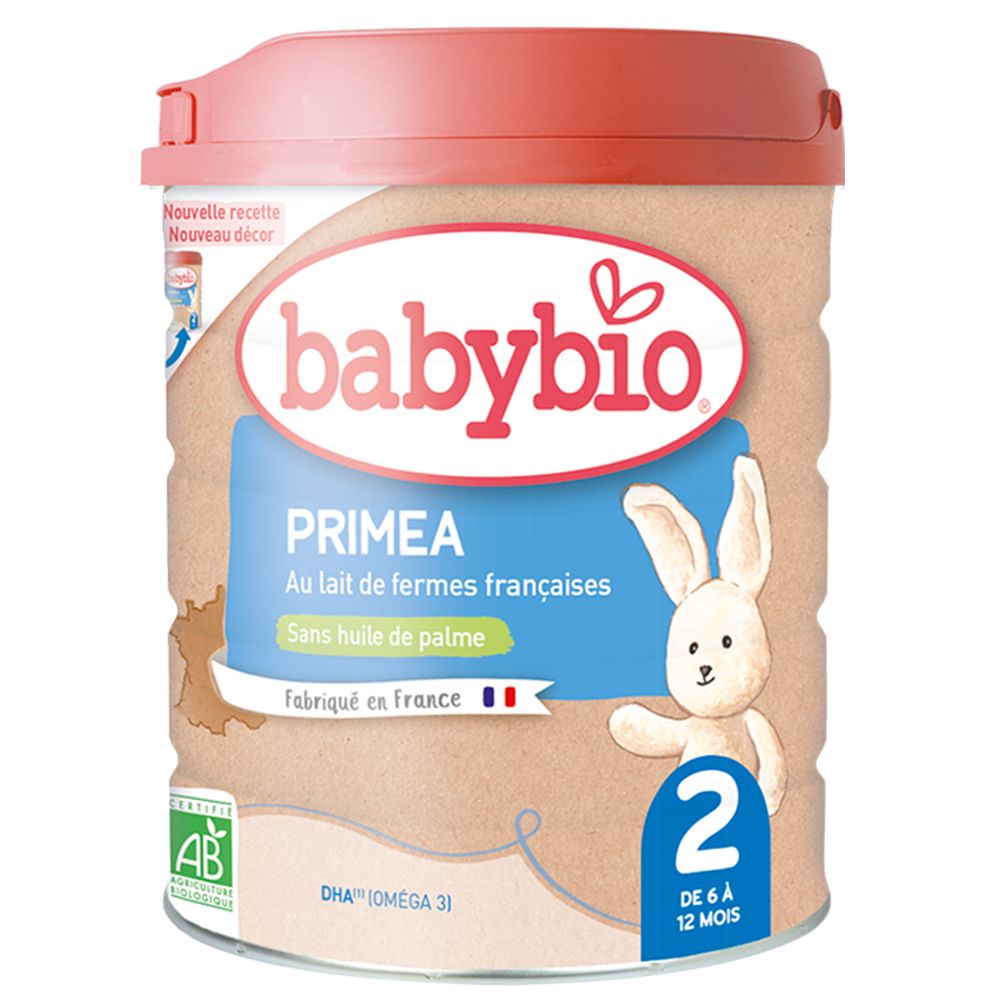Boîte de lait en poudre Babybio Priméa. Couvercle rouge, boîte marron avec étiquette bleue. Inscriptions : Babybio, Priméa, 2, label AB.