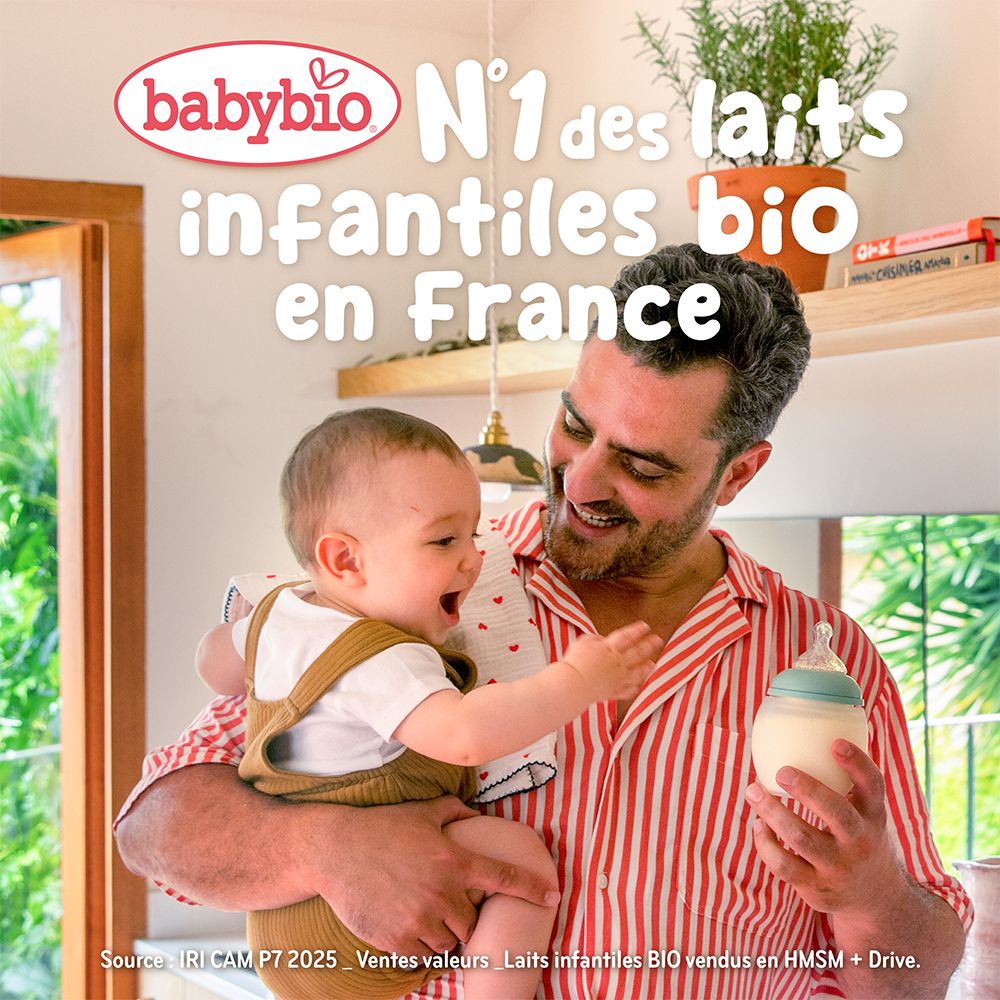 Un homme tient un bébé avec un biberon. Texte: Babybio, N°1 des laits infantiles bio en France.