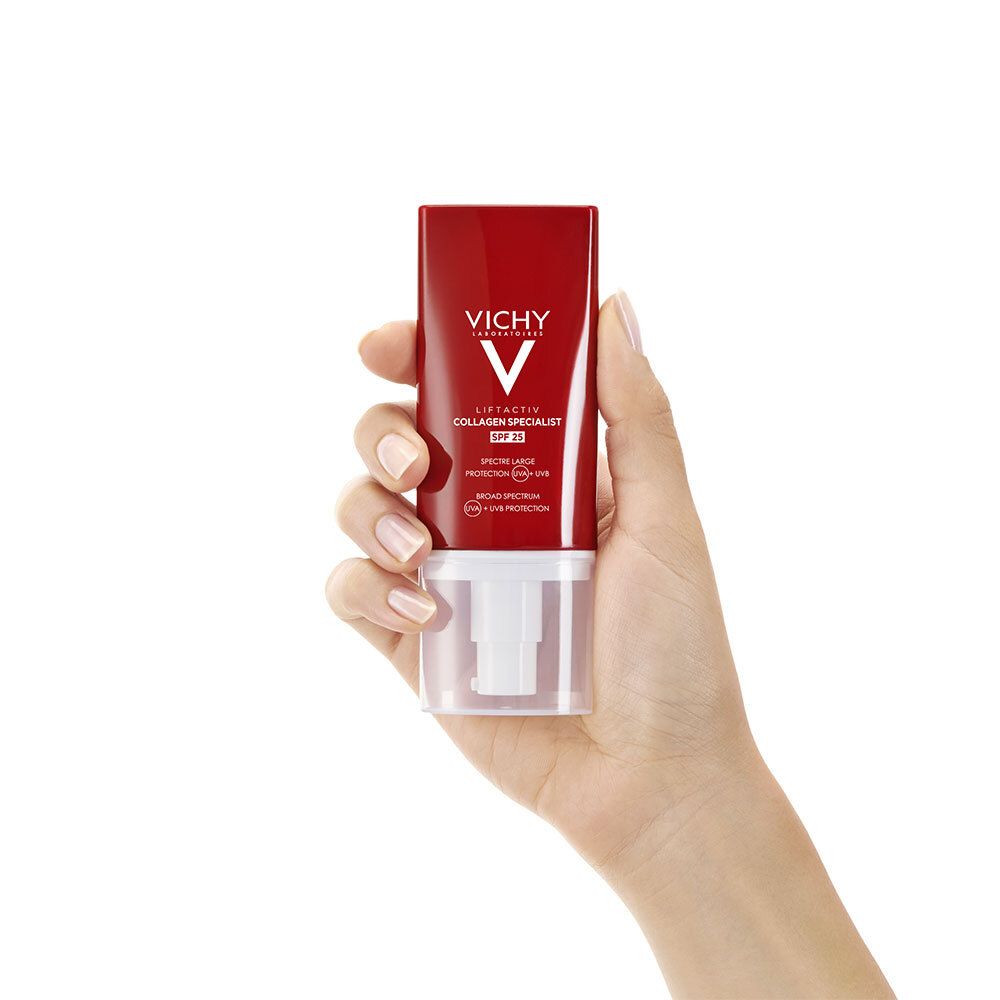 Main tenant tube rouge avec pompe blanche. Logo Vichy et nom du produit.
