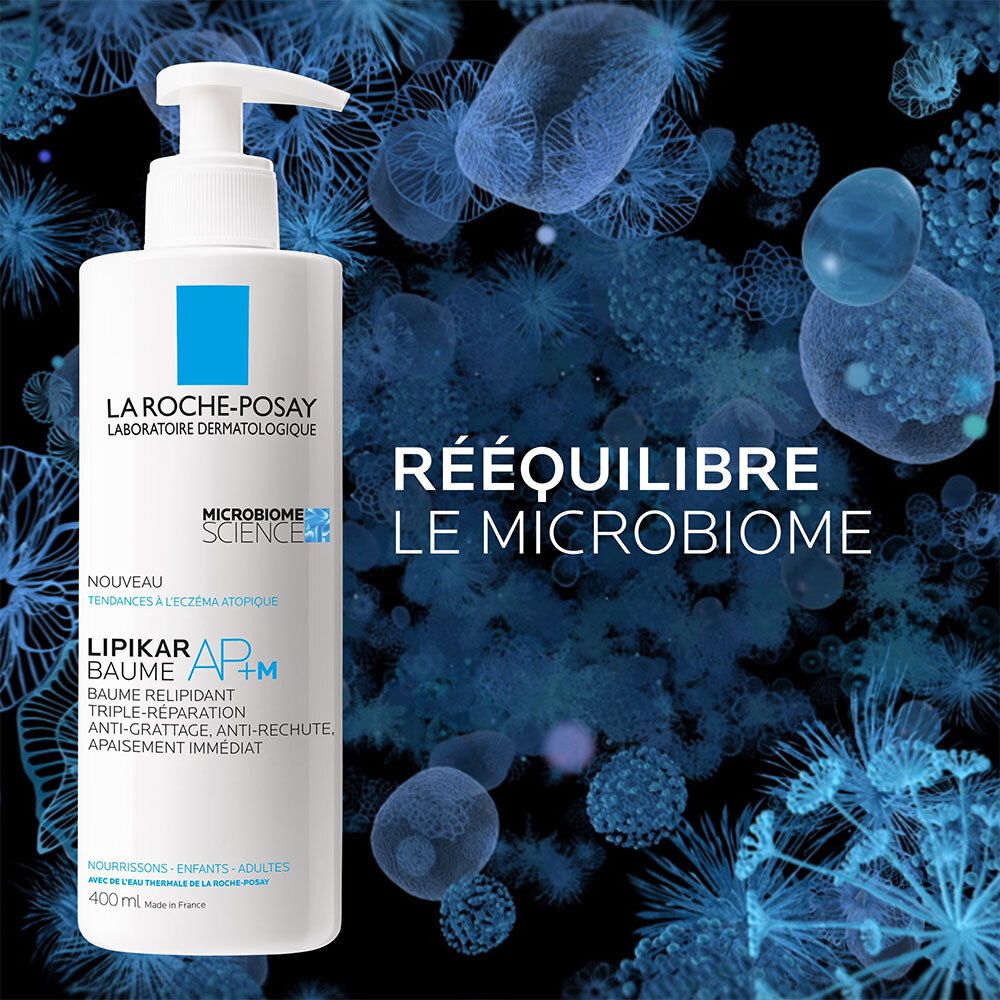 Flacon blanc avec pompe. Fond avec éléments bleus. Inscription: LIPIKAR Baume AP+M. Texte: RÉÉQUILIBRE LE MICROBIOME.