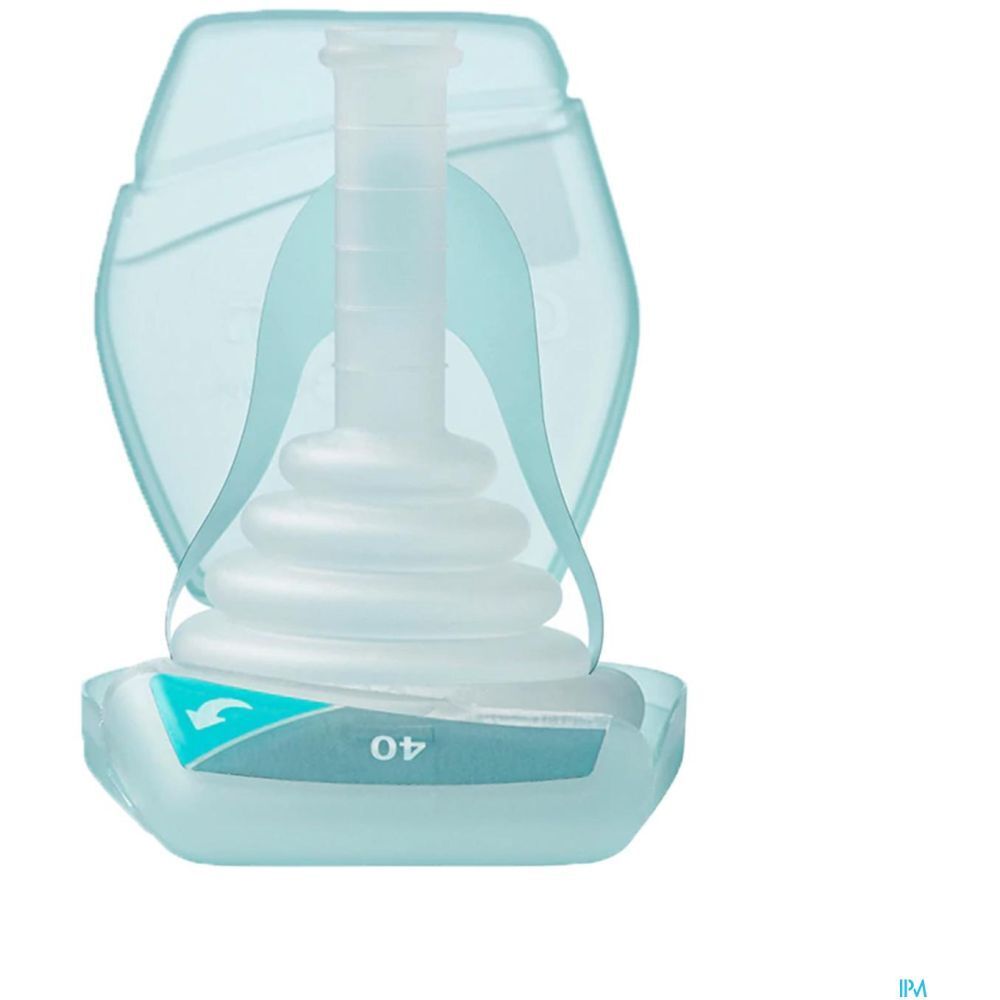 Emballage bleu clair ouvert. Contient un produit. Inscription 40. Symbole flèche. Marque inconnue.