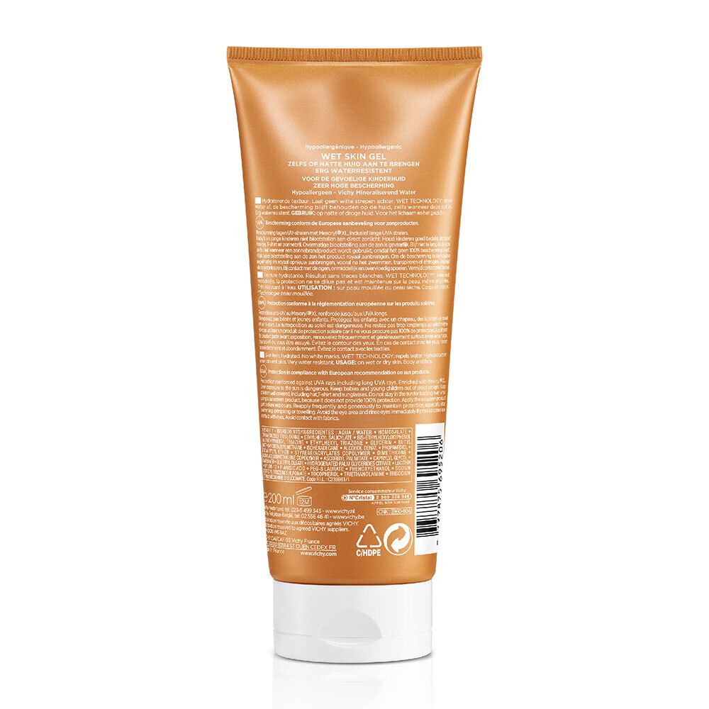 Dos d'un tube de crème solaire orange avec bouchon blanc. Texte en plusieurs langues.