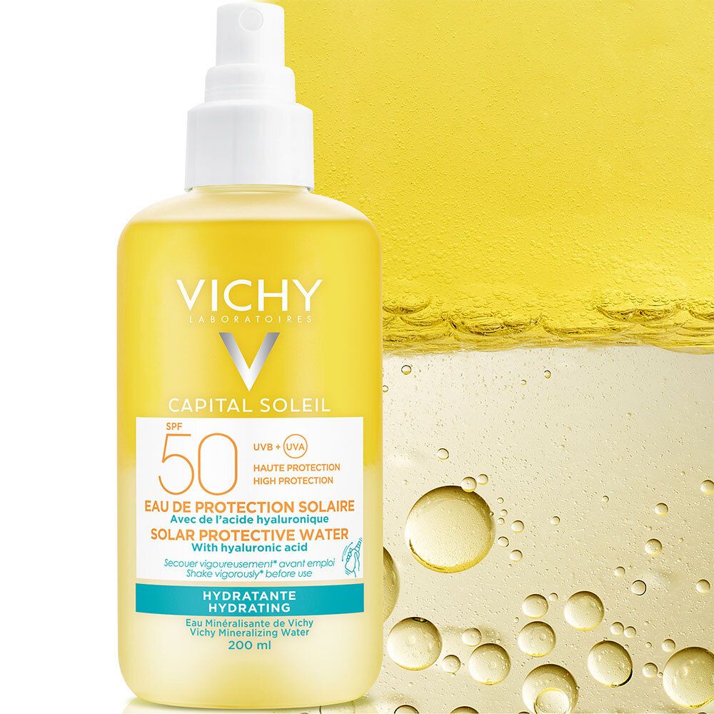 Vichy Capital Soleil SPF 50. Flacon jaune avec vaporisateur. Produit sur fond jaune.