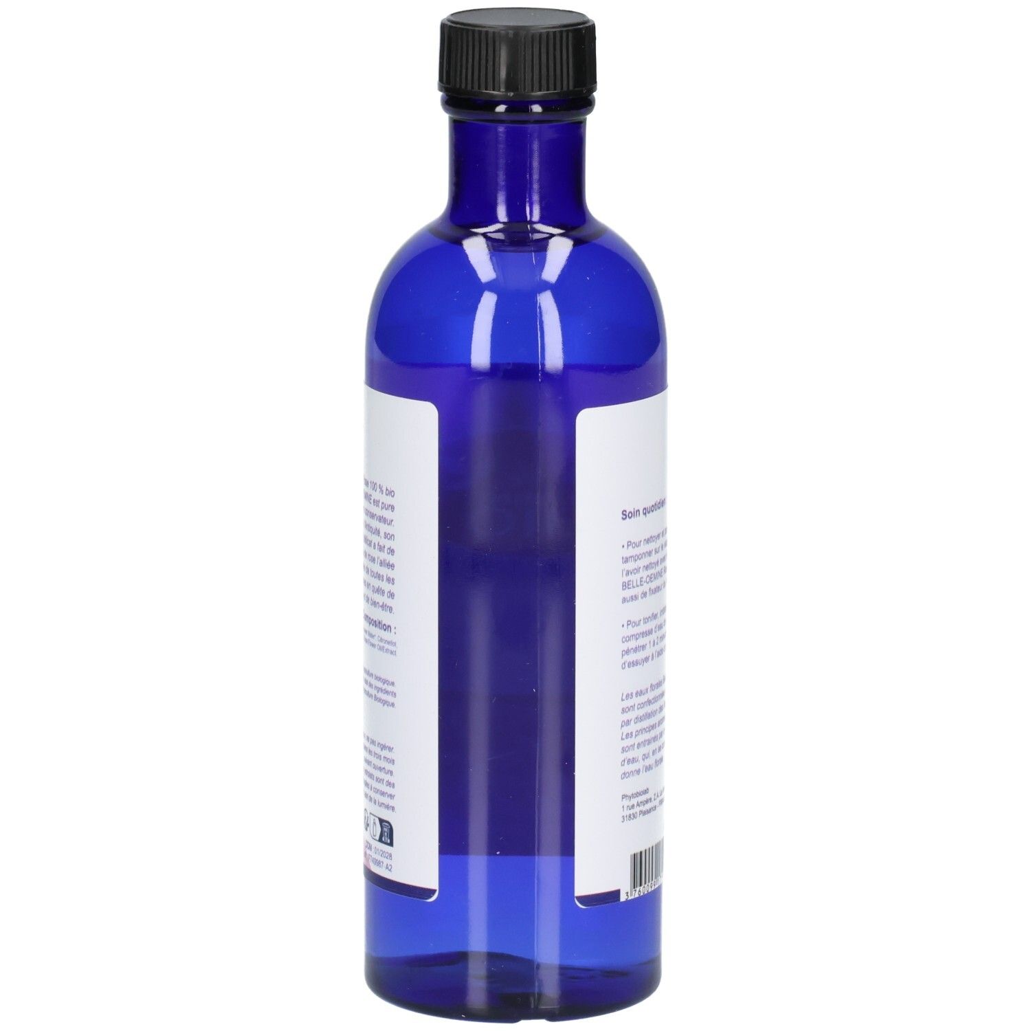 Vue latérale d'une bouteille en verre bleu avec bouchon noir, montrant le contenu.