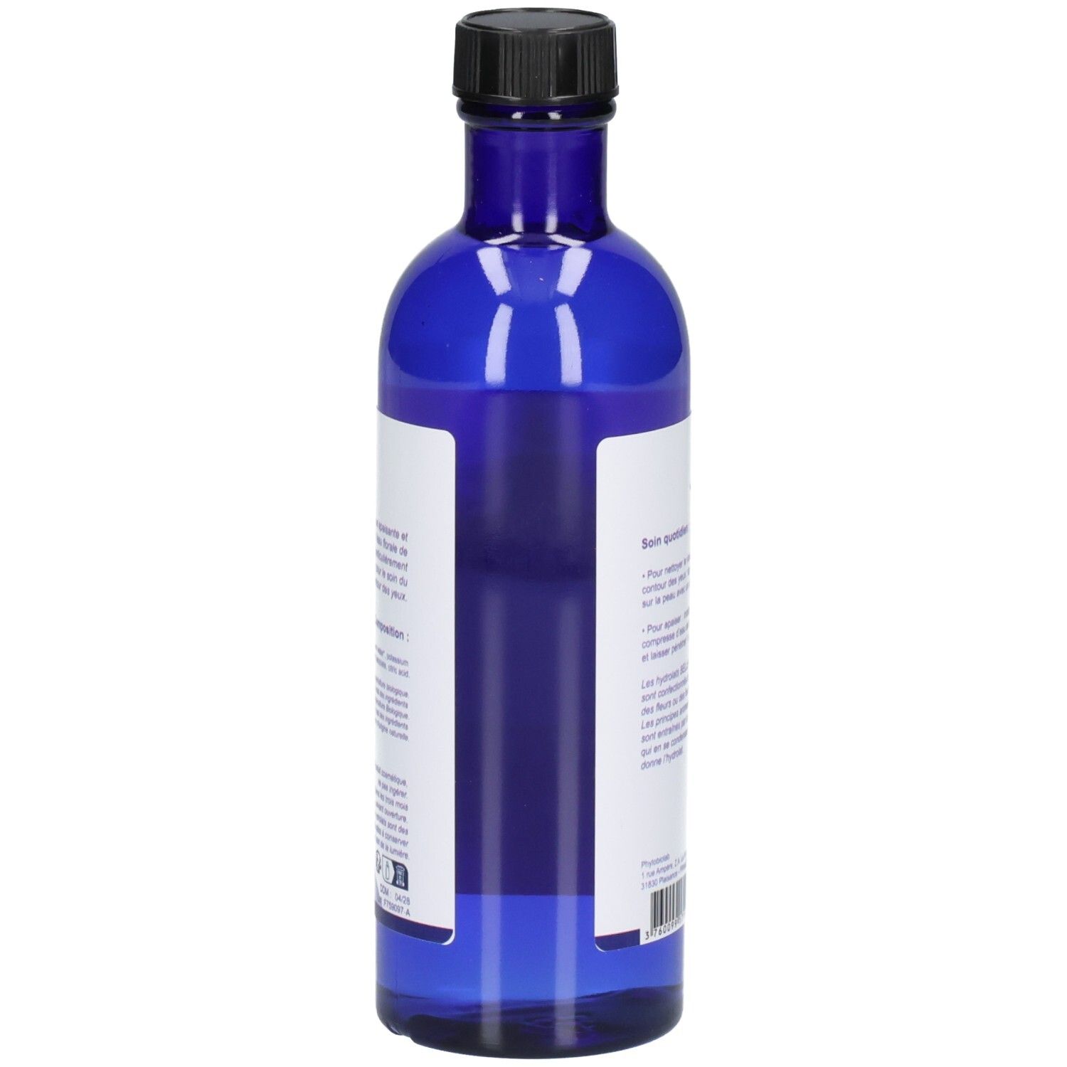Vue latérale d'une bouteille en verre bleue avec une étiquette contenant des informations en français.