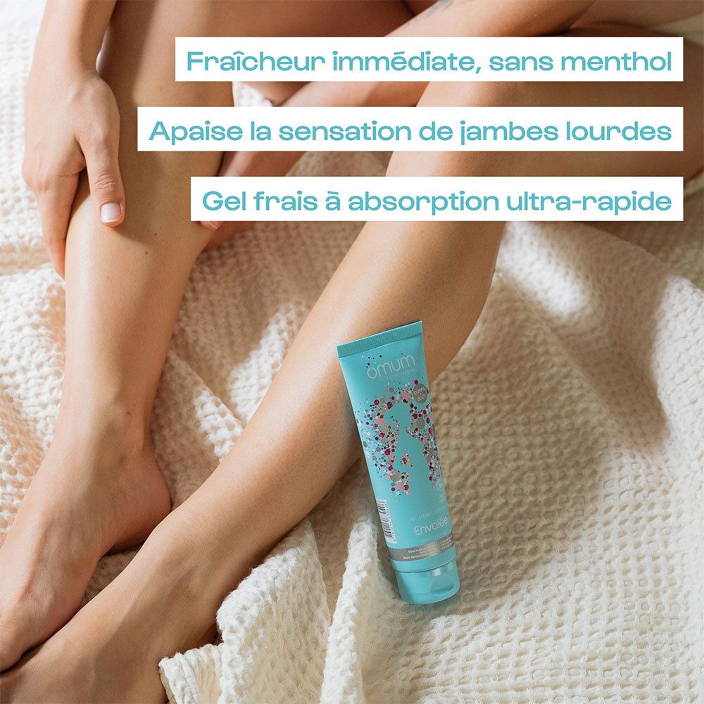 Femme appliquant le gel Omum L'Envolée sur ses jambes.