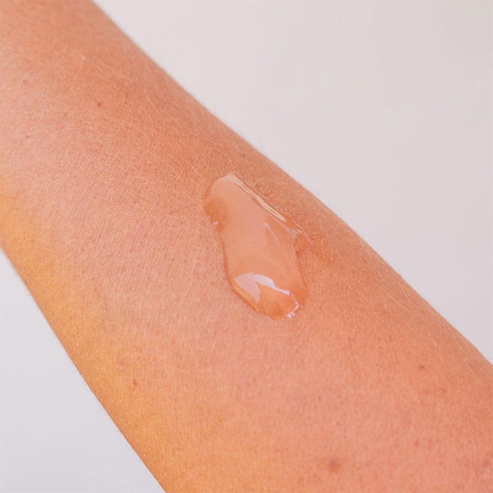 Une touche de gel Omum L'Envolée sur une peau.