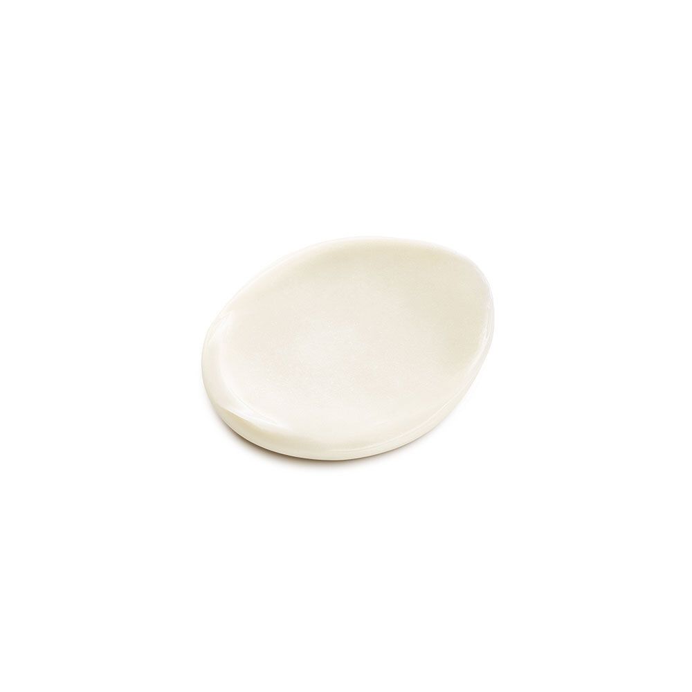 Éclaboussure de crème. Blanc, ovale. Sur fond blanc.