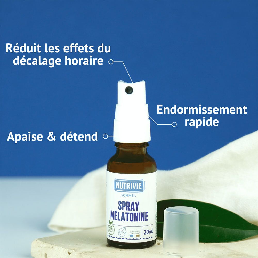 Nutrivie Spray Mélatonine 20ml. Flacon avec vaporisateur et capuchon retiré, près d'une pierre et d'une feuille.