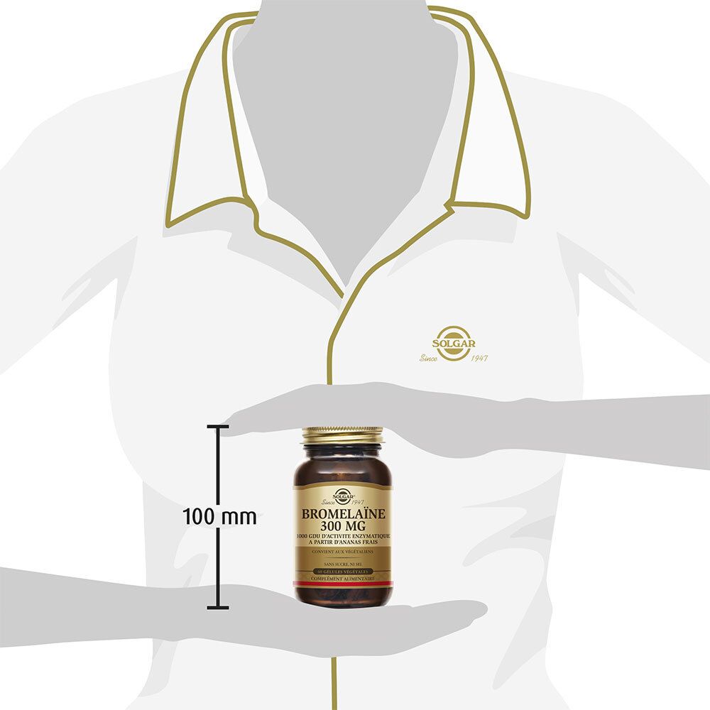 Personne tenant un flacon. Mesure de 100 mm. Flacon étiqueté. Flacon en verre brun, bouchon doré.