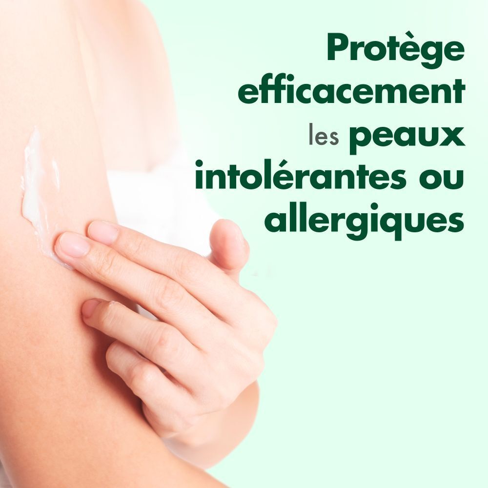 Main appliquant de la crème sur le bras. Texte: Protège efficacement les peaux intolérantes ou allergiques.