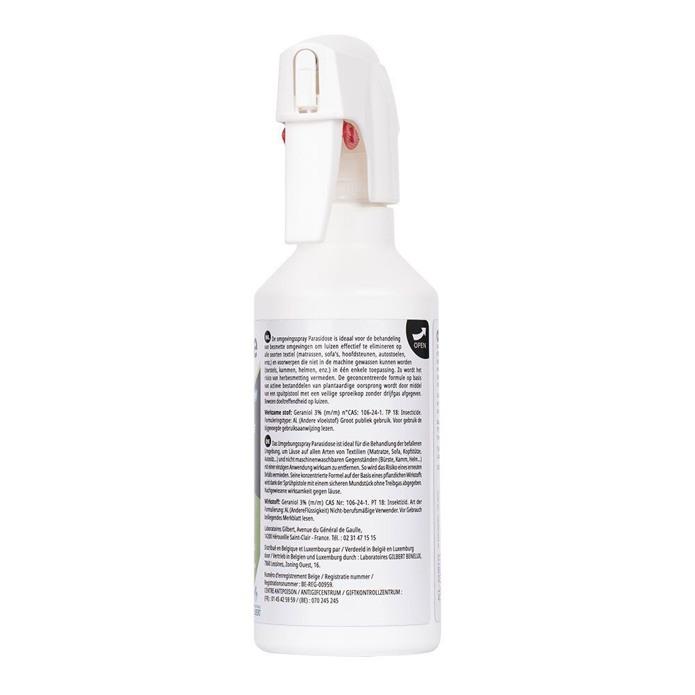 Dos d'un flacon de spray blanc. Texte et informations sur les étiquettes. Vue détaillée.