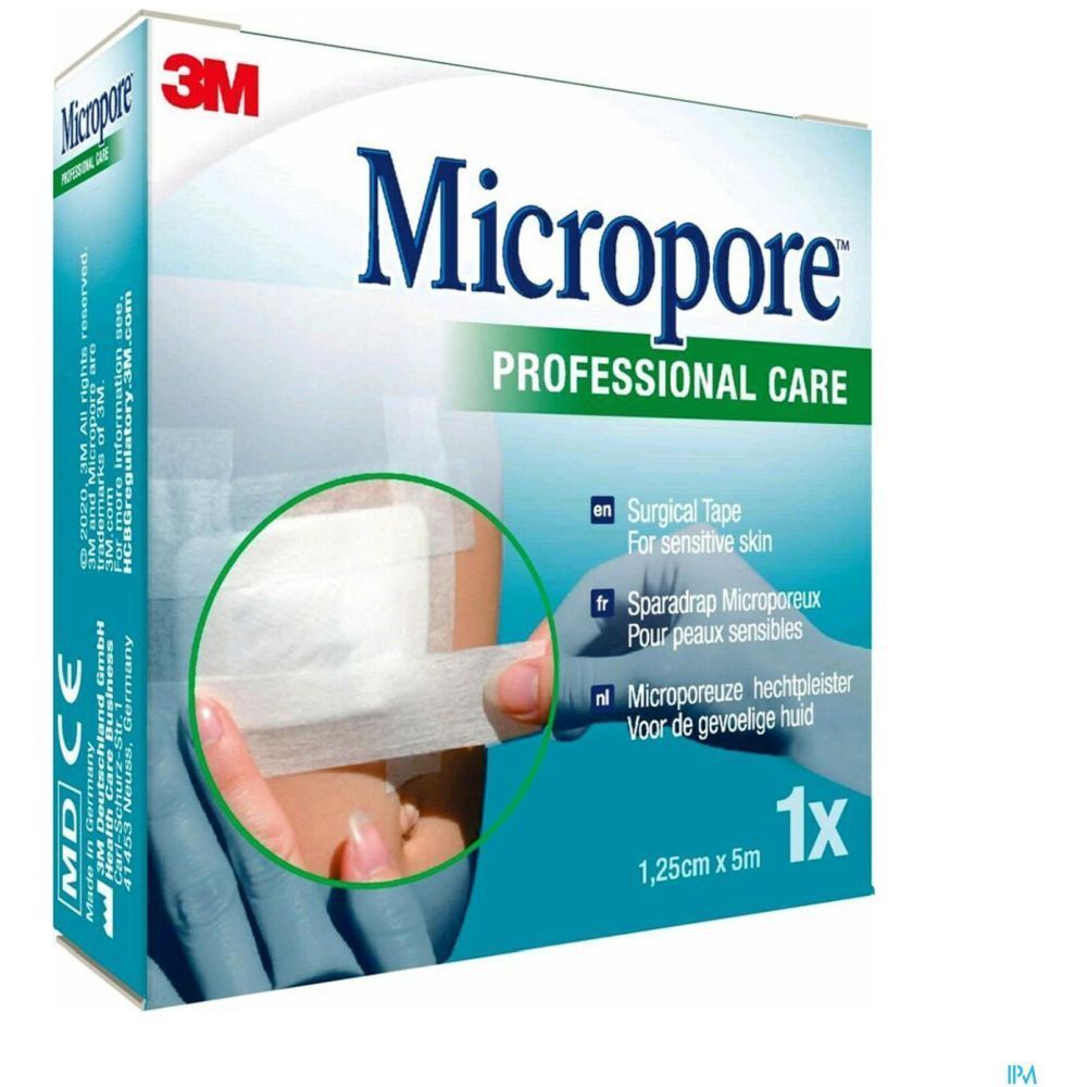 Boîte de sparadrap microporeux blanc. Inscription : Micropore, 1,25 cm x 5 m, 1x. Logo 3M. Marquage CE. Ruban appliqué sur la peau.