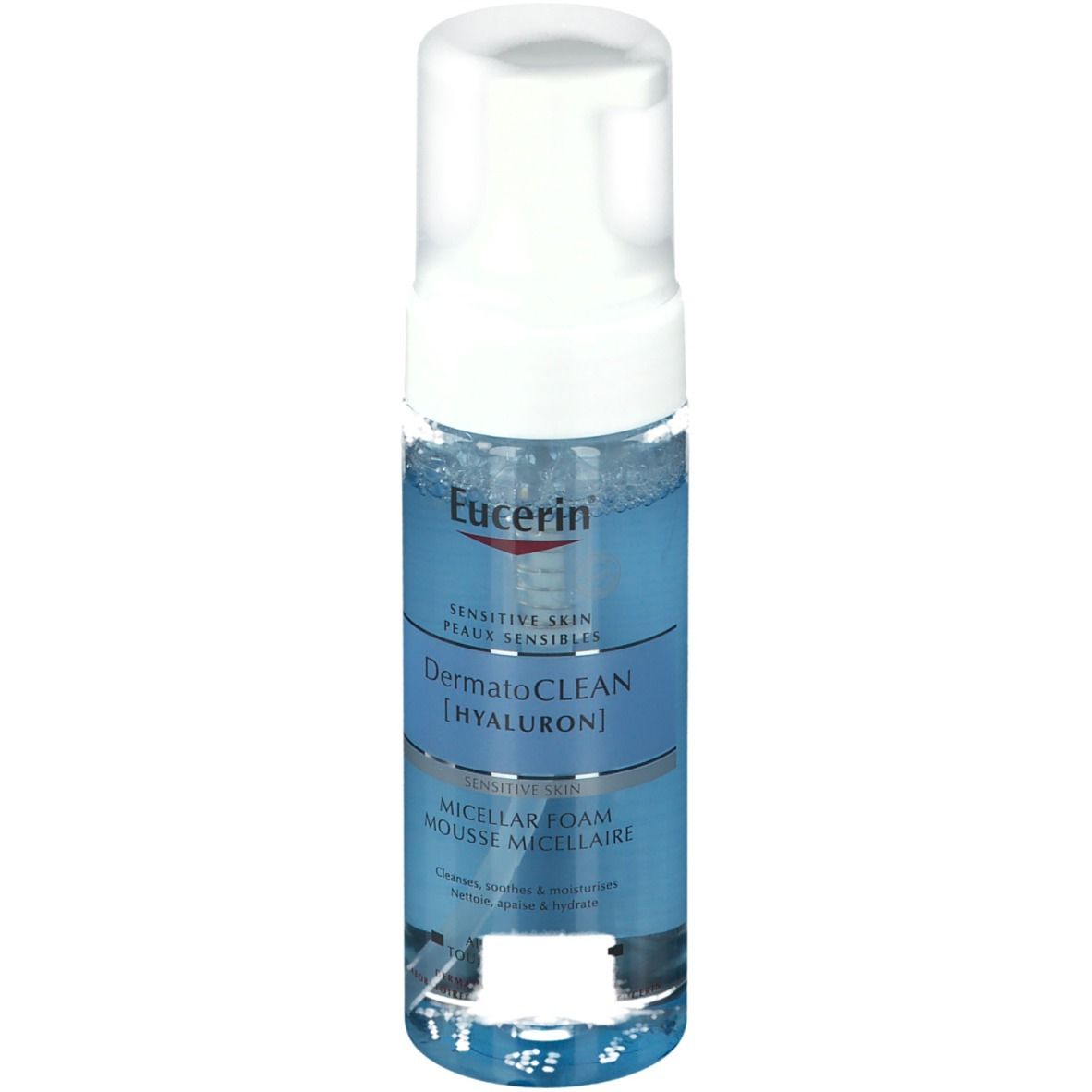 Eucerin DermatoCLEAN [Hyaluron] Mousse micellaire. Flacon avec étiquette bleue et pompe blanche. Texte: Peaux sensibles.