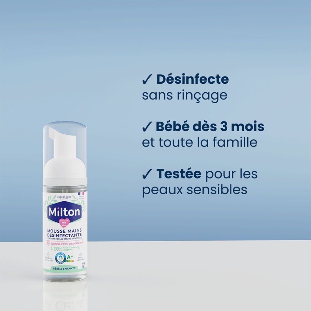Flacon du produit. Texte: Désinfecte sans rinçage. Bébé dès 3 mois et toute la famille.