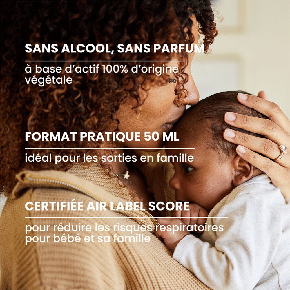 Femme tenant un bébé. Texte: Sans alcool, sans parfum. Format pratique 50 ml. Certifié Air Label Score.