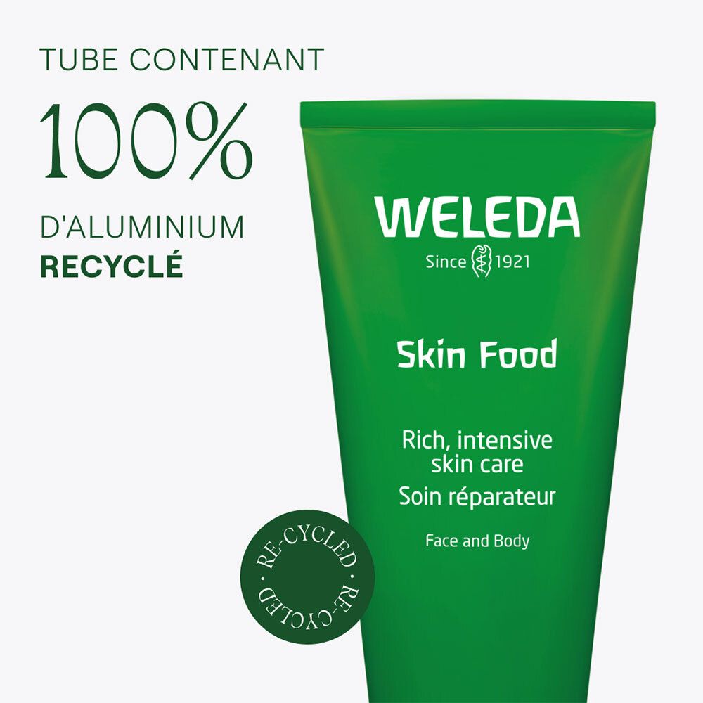 Tube vert avec texte : 100% D'ALUMINIUM RECYCLÉ. Inscription : WELEDA Skin Food. Sceau : RE-CYCLED.