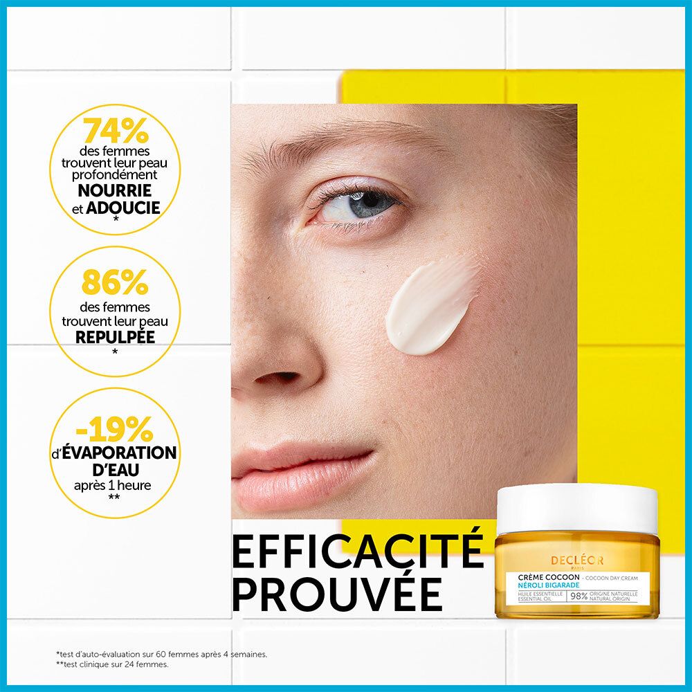 Femme avec crème sur la peau. Inscription: Decléor, Crème Cocoon, Néroli Bigarade. 98% d'origine naturelle.