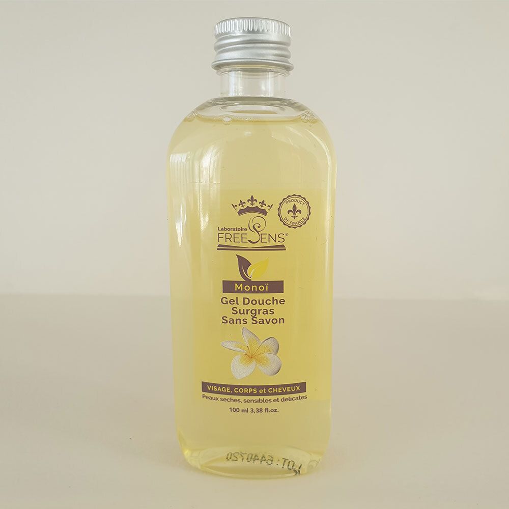 Flacon transparent de gel douche jaune. Bouchon argenté. Étiquette avec nom et logo du produit.