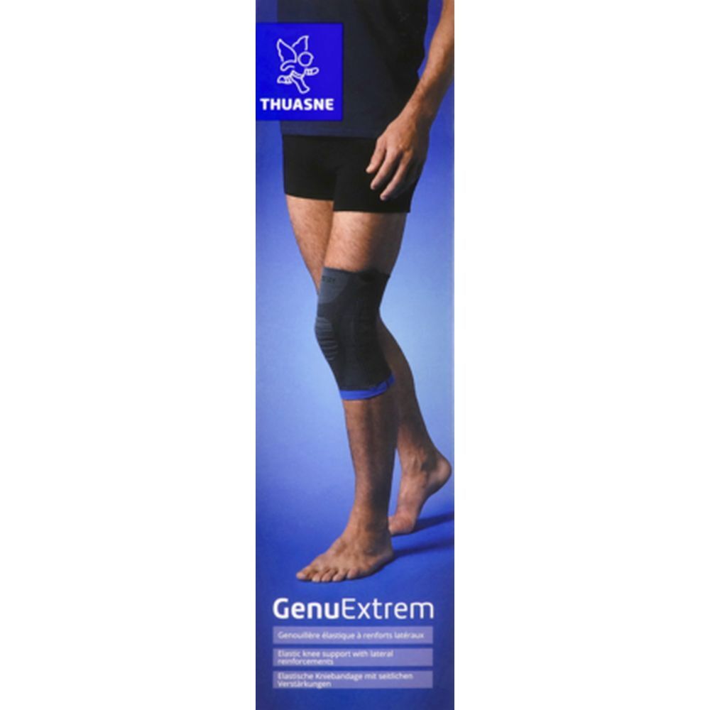 Genouillère THUASNE GenuExtrem, noire et bleue, sur la jambe d'un homme. Emballage avec nom et logo du produit.