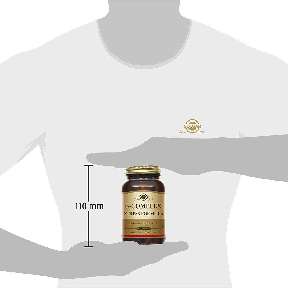 Personne tenant le flacon. Mesure : 110 mm. Produit : B-Complex Stress Formula.