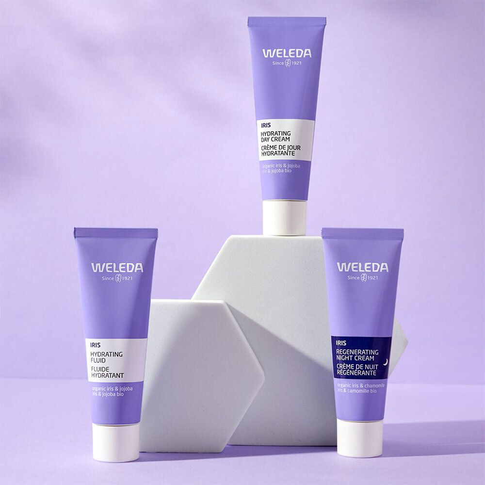 Trois produits Iris Weleda. Fluide hydratant, crème de nuit. Sur un piédestal blanc.
