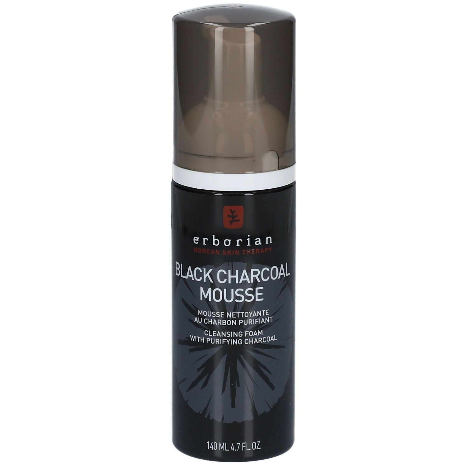 Flacon noir avec pompe. Texte: Black Charcoal Mousse, mousse nettoyante au charbon purifiant. Marque: erborian.