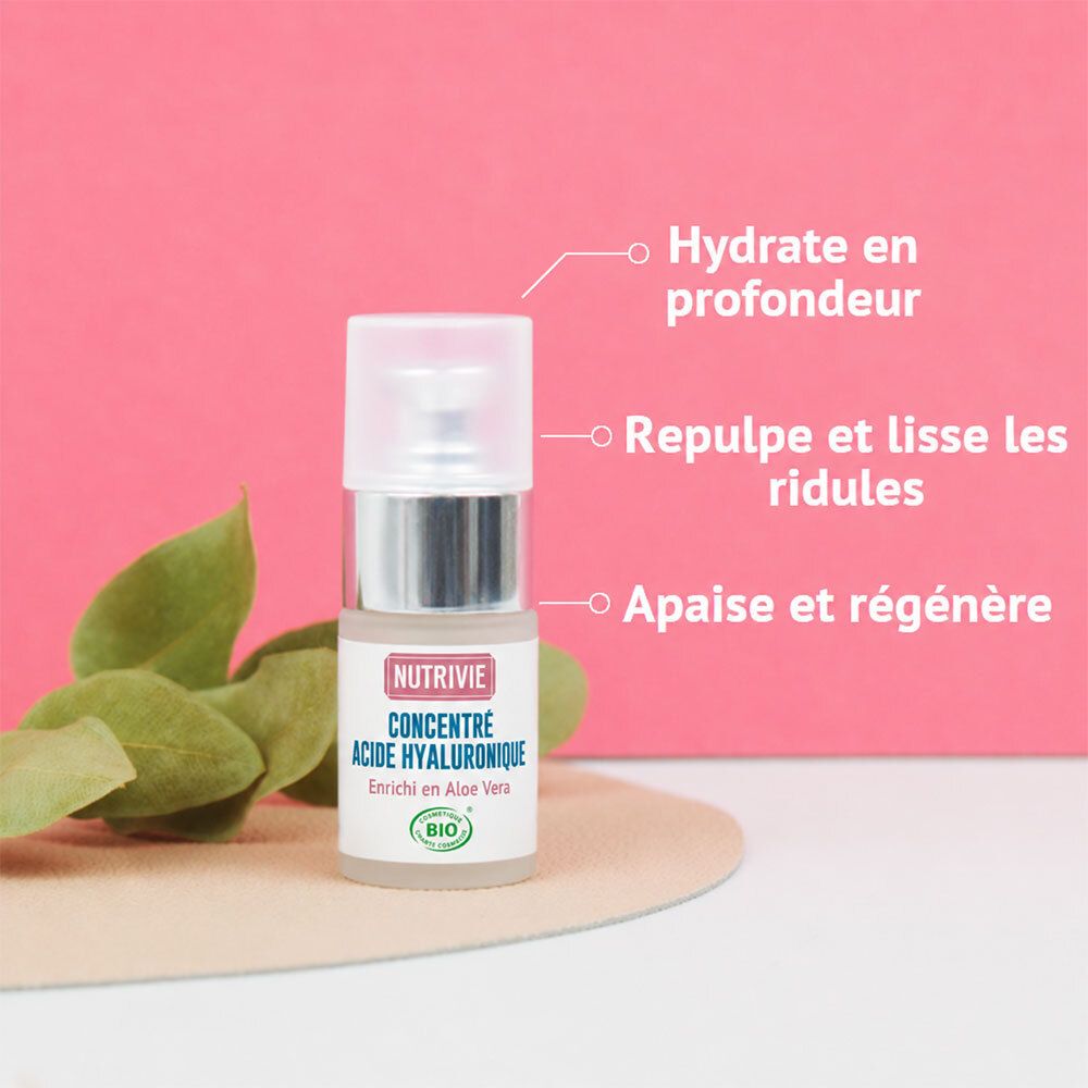 Concentré d'acide hyaluronique Nutrivie à l'Aloe Vera, flacon pompe, entouré de feuilles.