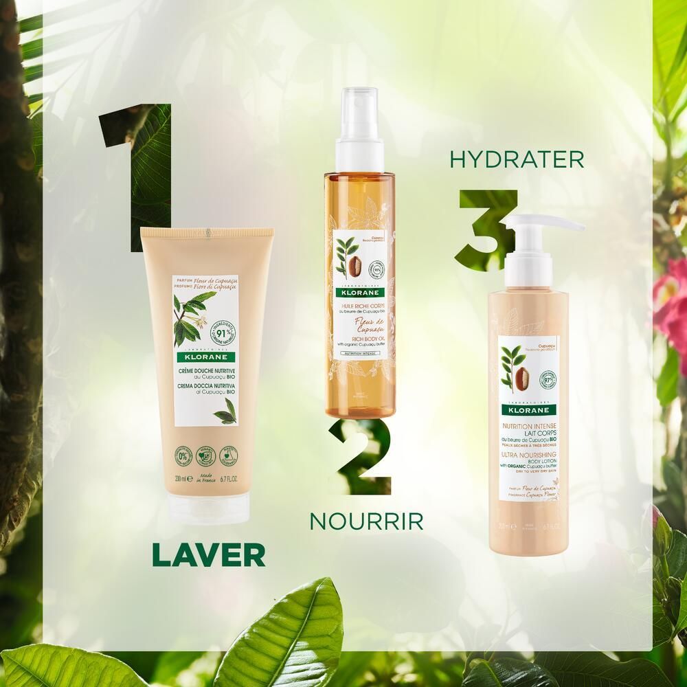 Trois produits Klorane : gel douche, huile corps et lotion. Fond de plantes vertes.