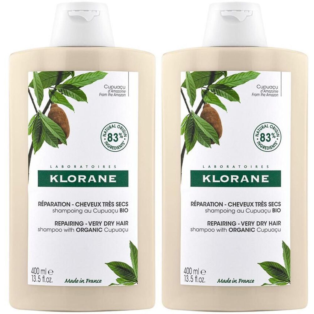 Deux flacons de shampooing. Flacons beiges à bouchon blanc. Étiquette avec logo et texte. 400 ml. 83% d'ingrédients d'origine naturelle.