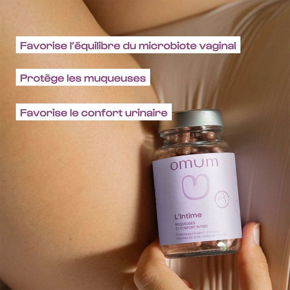 Gélules Omum L'Intime à côté d'une personne. Texte : Favorise l'équilibre du microbiote vaginal, protège les muqueuses, favorise le confort urinaire.