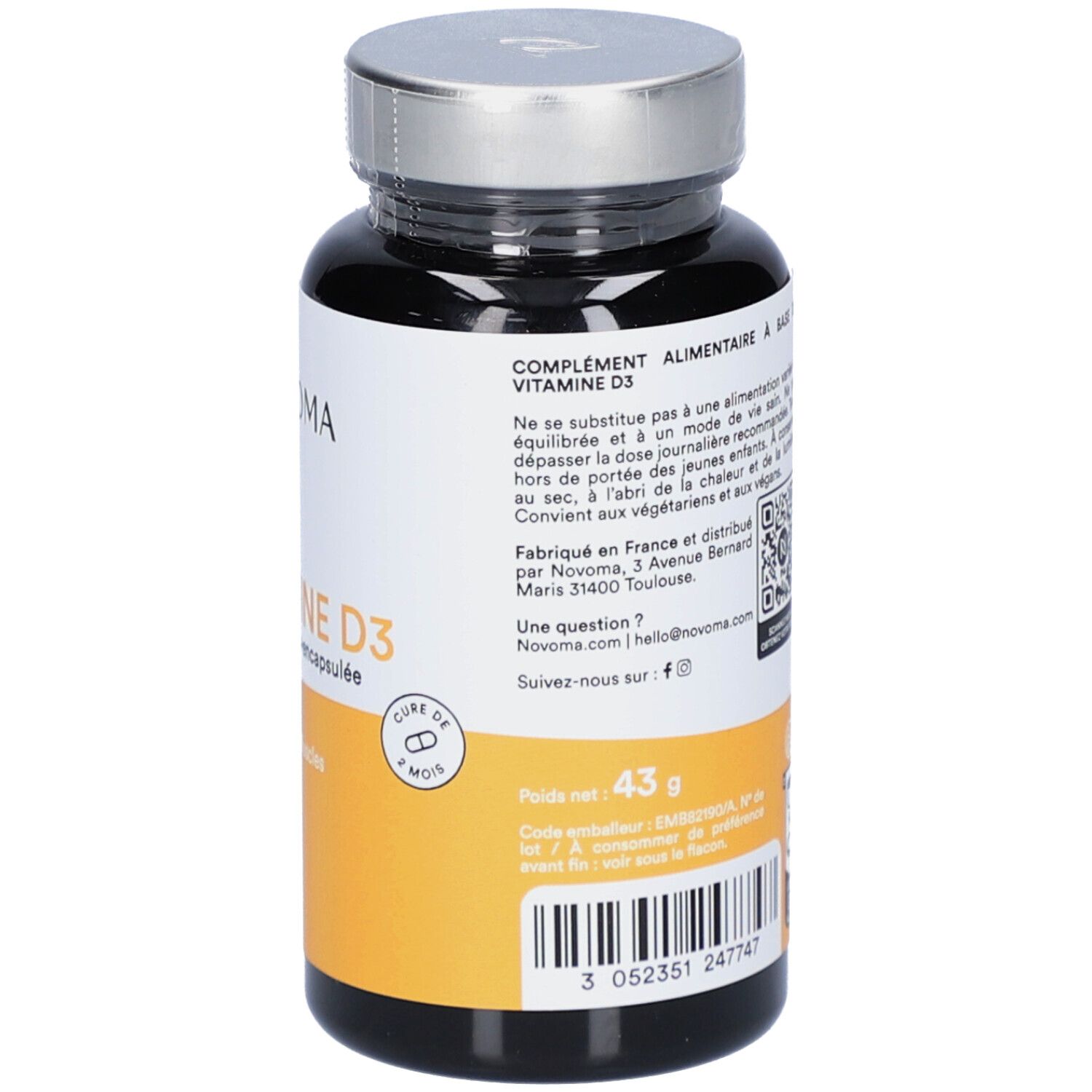 Dos du flacon NOVOMA VITAMINE D3. Étiquette jaune avec texte, QR code et poids. 'Cure de 1 mois'.