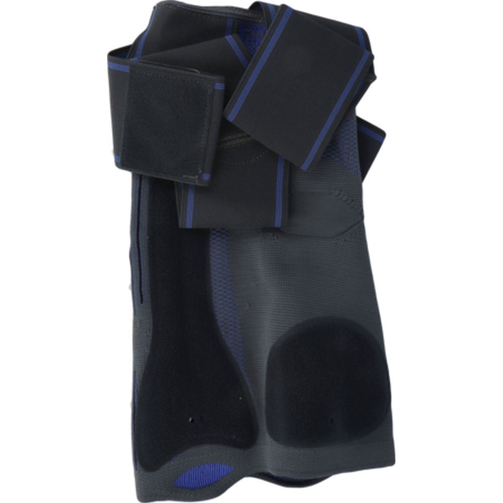 Attelle de cheville noire et bleue. Fermetures velcro et renforts. Matière perforée pour la respirabilité.
