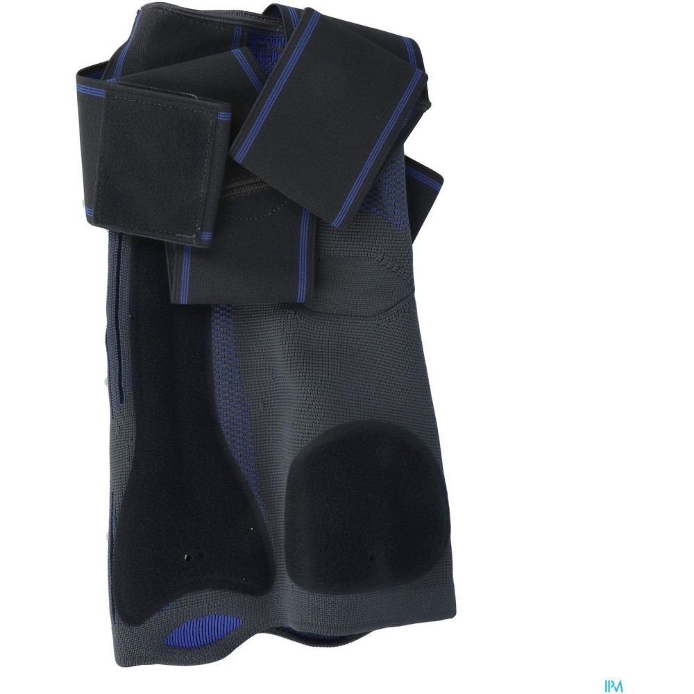 Attelle de cheville noire et bleue. Fermetures velcro et renforts. Matière perforée pour la respirabilité.