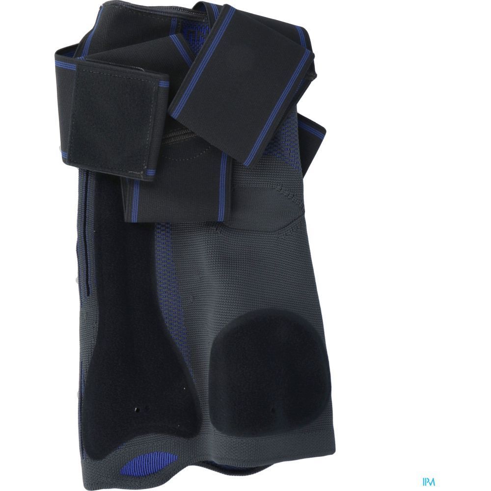 Attelle de cheville noire et bleue. Fermetures velcro et renforts. Matière perforée pour la respirabilité.