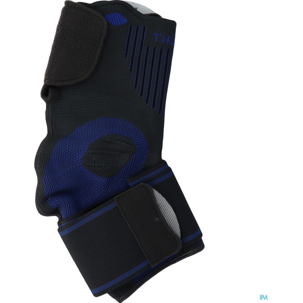 Attelle de cheville noire et bleue. Fermetures velcro et bandes élastiques. Logo THUASNE visible.